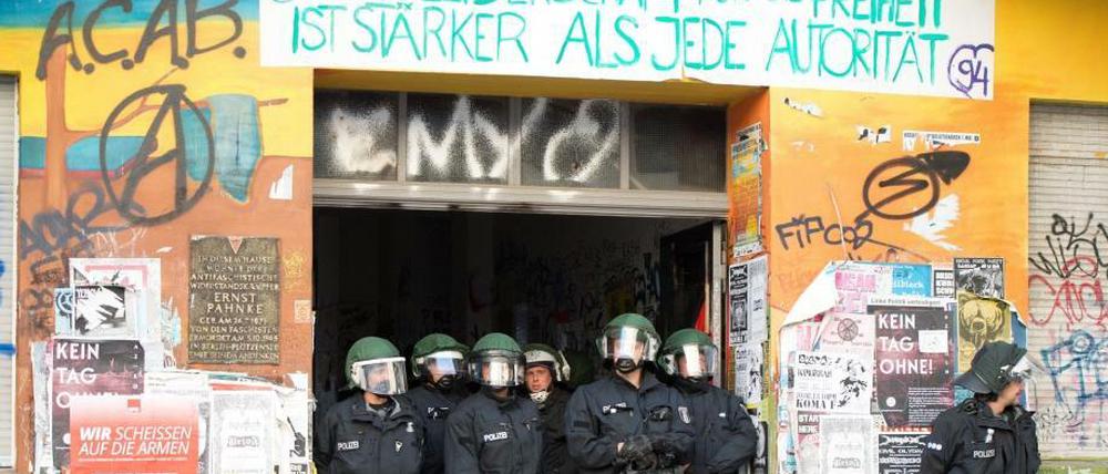 Gesichert ist sicher. Solche Szenen wird man in Friedrichshain-Kreuzberg künftig wohl öfter sehen. Vor einem Jahr sicherten Polizisten nach Anschlägen mutmaßlicher Linksextremisten Wohnungsdurchsuchungen in der Rigaer Straße. 