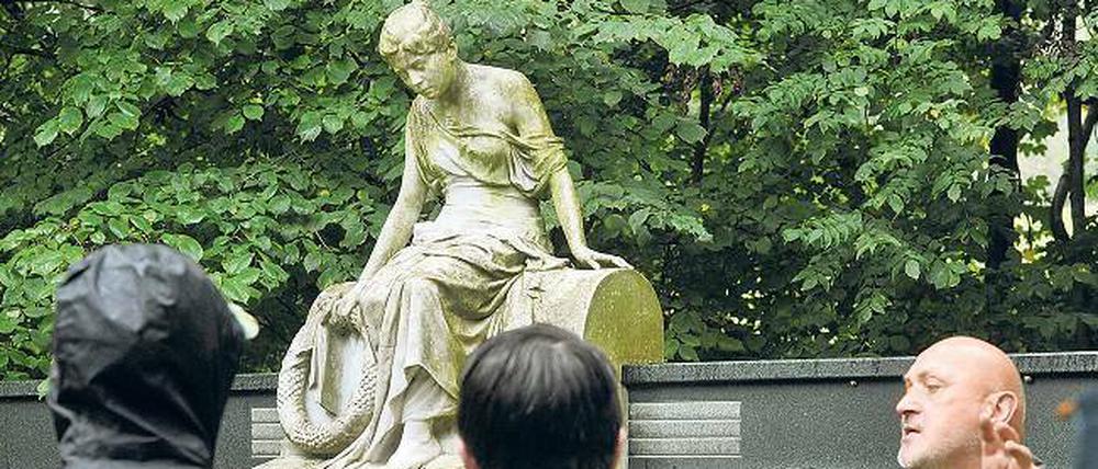 Kein Grabmal ist ohne Geschichte. Auf dem Leipziger Südfriedhof weiß Sepulkralforscher Alfred E. Otto Paul über alle etwas zu berichten. Es sind in Leipzig Sehenswürdigkeiten wie diese, die spannende Geschichten erzählen.