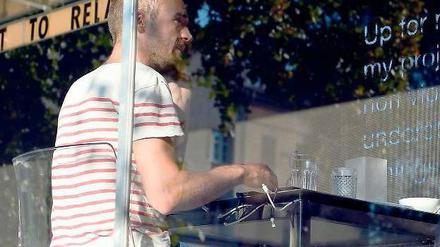 14 Tage wollte Dries Verhoeven seine Performance in einem Glascontainer veranstalten, am Sonntag brach er die Aktion ab.