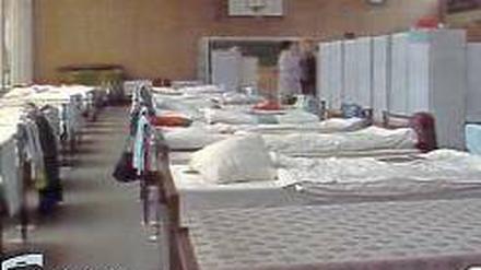 Von Turnhallen zu Schlafräumen. Vor 25 Jahren wusste man sich angesichts der vielen Flüchtlinge noch zu helfen. 