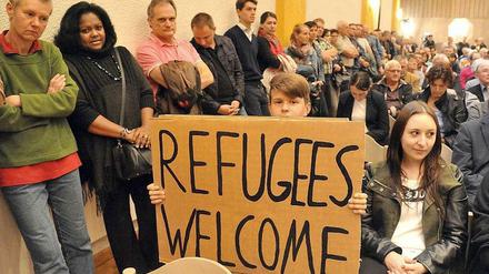 Willkommen in Deutschland. In Ellwangen in Baden-Württemberg soll eine alte Kaserne für Asylbewerber umgebaut werden. Bei einer Informationsveranstaltung Anfang Oktober solidarisierten sich viele Bürger mit den Flüchtlingen.