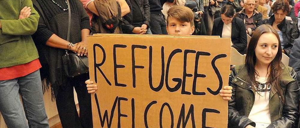 Willkommen in Deutschland. In Ellwangen in Baden-Württemberg soll eine alte Kaserne für Asylbewerber umgebaut werden. Bei einer Informationsveranstaltung Anfang Oktober solidarisierten sich viele Bürger mit den Flüchtlingen.