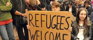 Willkommen in Deutschland. In Ellwangen in Baden-Württemberg soll eine alte Kaserne für Asylbewerber umgebaut werden. Bei einer Informationsveranstaltung Anfang Oktober solidarisierten sich viele Bürger mit den Flüchtlingen.