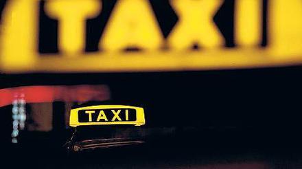 Nachts beginnt für Taxifahrer und -fahrerinnen die risikoreiche Arbeitszeit. Berufsfahrer müssen immer wieder mit Übergriffen rechnen. Wer angegurtet ist, kann nicht so schnell weg.