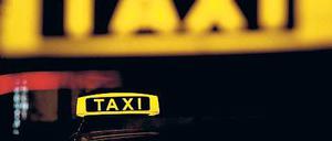 Nachts beginnt für Taxifahrer und -fahrerinnen die risikoreiche Arbeitszeit. Berufsfahrer müssen immer wieder mit Übergriffen rechnen. Wer angegurtet ist, kann nicht so schnell weg.