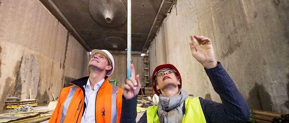 Bausenator Michael Müller (SPD) und Senatsbaudirektorin Regula Lüscher bestaunen die großzügige Deckenhöhe. 