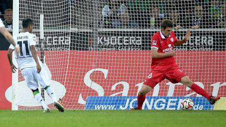 Der muss eigentlich drin sein, aber Raffael (l.) schießt den Mainzer Stefan Bell aus drei Metern nur an. Und der ist nicht mal Torwart.