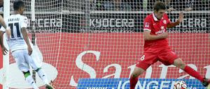 Der muss eigentlich drin sein, aber Raffael (l.) schießt den Mainzer Stefan Bell aus drei Metern nur an. Und der ist nicht mal Torwart.