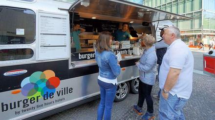 Wieder im Westen. „Burger de Ville“ verkauft im Neuen Kranzler-Eck.