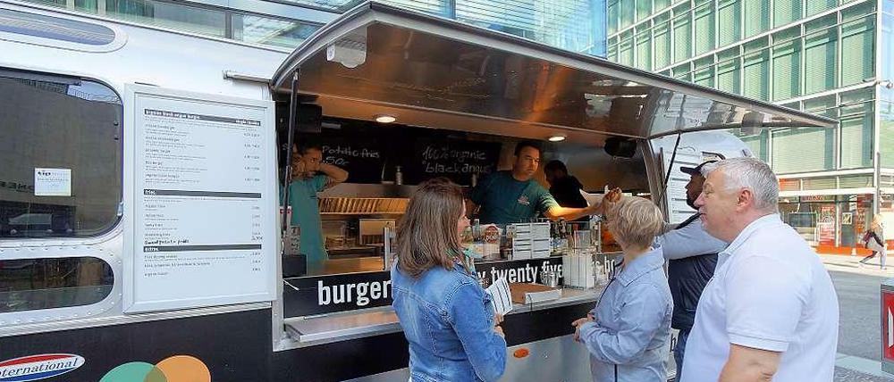Wieder im Westen. „Burger de Ville“ verkauft im Neuen Kranzler-Eck.