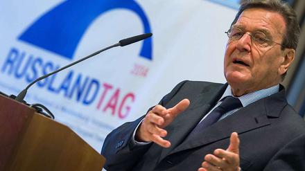 Gerhard Schröder (SPD) kritisierte in Rostock die Sanktionen des Westens.