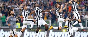 Rudel Zebras. Die Spieler von Juventus Turin feiern den sechsten Sieg im sechsten Spiel.