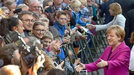 Bundeskanzlerin Merkel genießt beim Tag der Deutschen Einheit das Bad in der Menge.