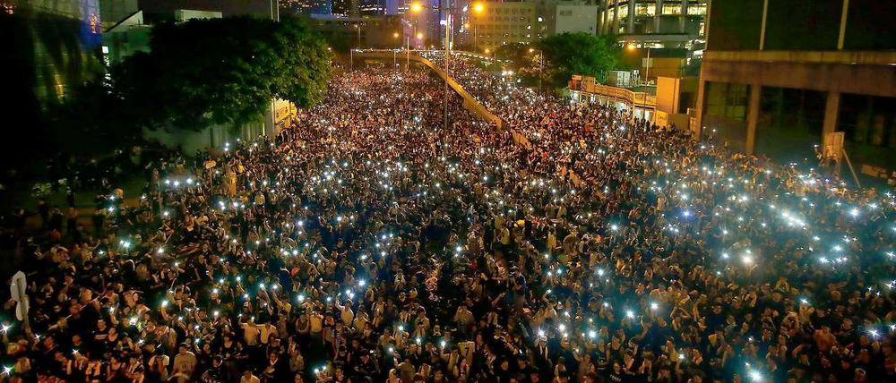 Demonstranten in Hongkong bei ihrer Blockade der Zufahrtsstraße zum Regierungsviertel am 1. Oktober.