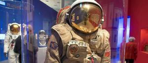 In der Bonner Ausstellung "Outer Space" spaziert der Besucher an russischen und amerikanischen Weltraumanzügen vorbei.