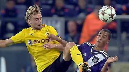 Hoch das Bein. Marcel Schmelzer im Duell mit Anderlechts Youri Tielemans.