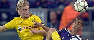 Hoch das Bein. Marcel Schmelzer im Duell mit Anderlechts Youri Tielemans.