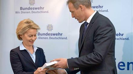 Der Mängelbericht: Ursula von der Leyen erhält von Kai Eltges, Partner bei KPMG Wirtschaftsprüfergesellschaft, das Gutachten des externen Beraterkonsortiums zur Bestandsaufnahme und Risikoanalyse zentraler Rüstungsprojekte.