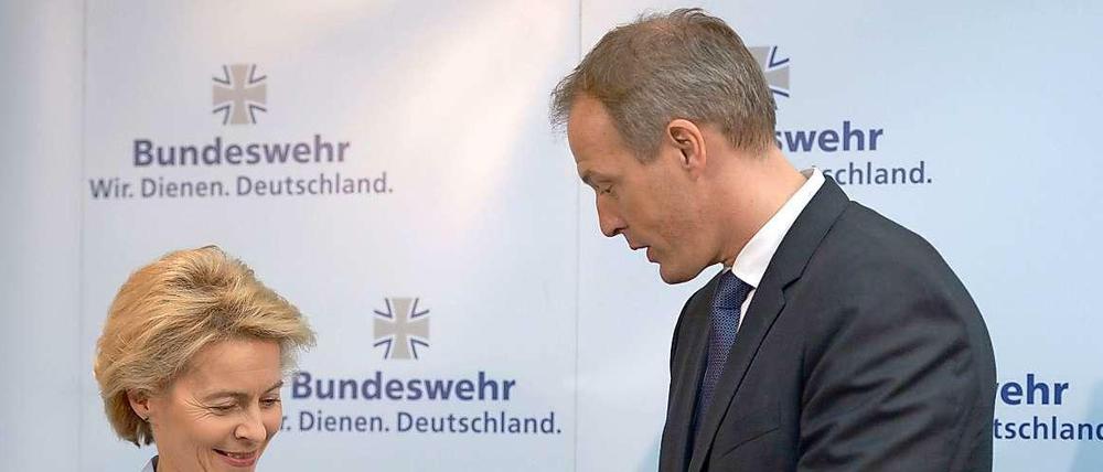 Der Mängelbericht: Ursula von der Leyen erhält von Kai Eltges, Partner bei KPMG Wirtschaftsprüfergesellschaft, das Gutachten des externen Beraterkonsortiums zur Bestandsaufnahme und Risikoanalyse zentraler Rüstungsprojekte.