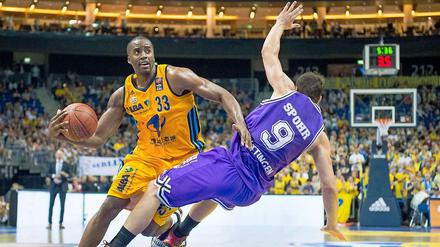 Aus dem Weg! Albas Jamel McLean verschafft sich Platz.