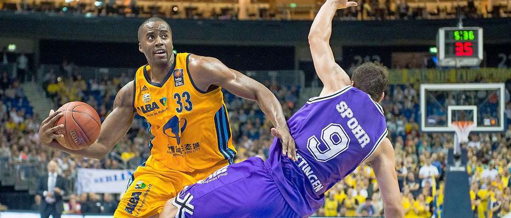 Aus dem Weg! Albas Jamel McLean verschafft sich Platz.
