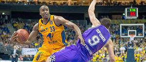 Aus dem Weg! Albas Jamel McLean verschafft sich Platz.