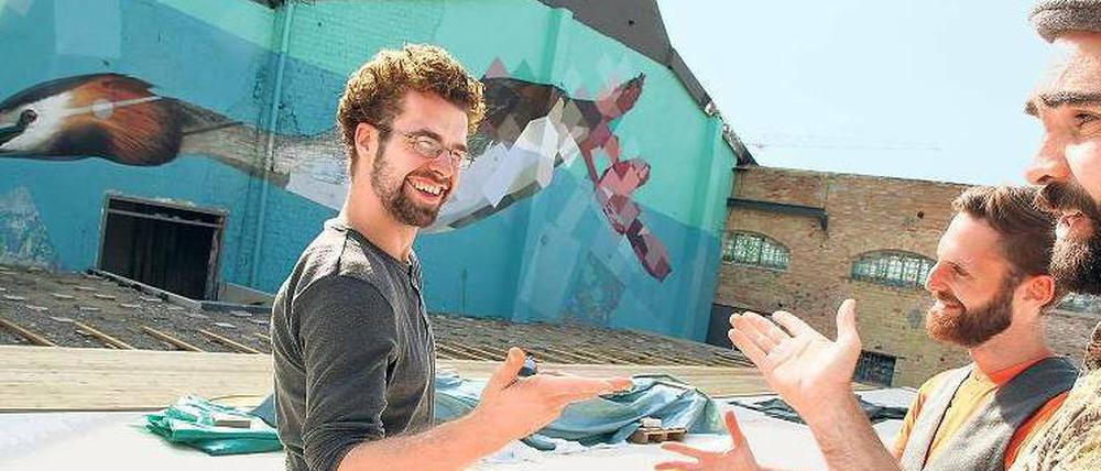 Die Väter des Vogels. Der „Haubentaucher“ auf dem RAW-Gelände hat Jakob Bardou, Holger Weißflog und Veit Tempich (v.li.) offenbar viel Freude bereitet. 