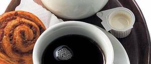 Finnen trinken den Kaffee am liebsten. Und dazu: eine Zimtschnecke.