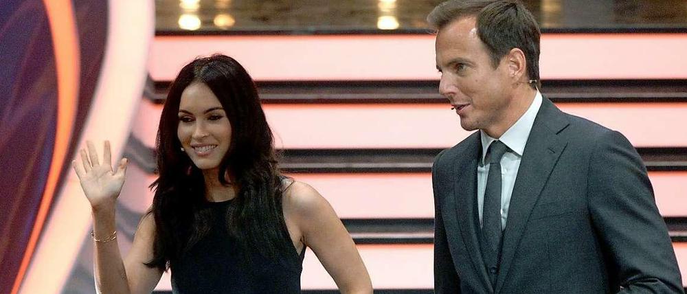 Wie immer wurden Hollywood-Stars für die Sendung eingeflogen. Dieses Mal müssen die Schauspieler Megan Fox und Will Arnett wetten, ob zwei Hunde-Freunde Tier an ihren Biss-Spuren in Frisbees erkennen. Oder am Sabber. Beeindruckend.