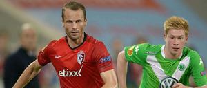 Kevin De Bruyne (r.) und David Rozehnal haben nur Augen für den Ball.