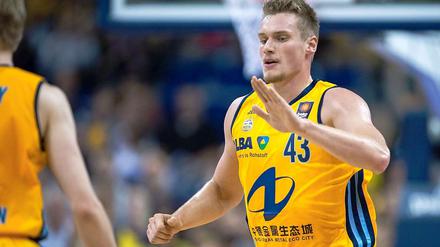 Abklatschen für den Sieg: Albas Centerspieler Leon Radosevic.