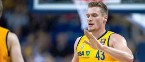Abklatschen für den Sieg: Albas Centerspieler Leon Radosevic.
