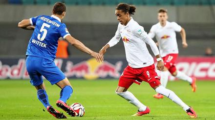 Der Leipziger Yussuf Poulsen (r.) und der Heidenheimer Mathias Wittek kämpfen um den Ball. 
