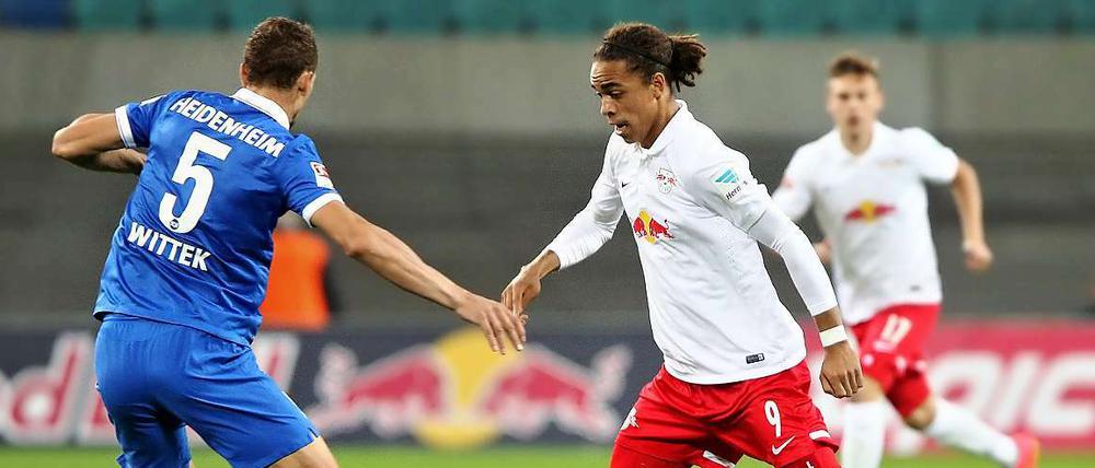 Der Leipziger Yussuf Poulsen (r.) und der Heidenheimer Mathias Wittek kämpfen um den Ball.