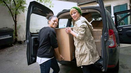 Tatkräftig. Mariangela Sglavo und Vanessa Wendel packen ein Auto. 