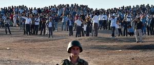 Kurds are gathering oppisite the syrian city of Kobane or Ain al Arab. The city is surrounded by the "Islamic State" and the people of the turkish side fear a massacre. 