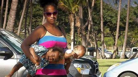Lisa lebt mit ihren inzwischen drei Kindern und ihren Eltern auf Hawaii.