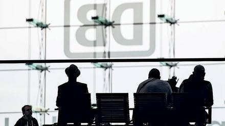 Abwarten. Am Montag erklärt die GDL, was sie plant – wahrscheinlich wird sie vielerorts den Zugverkehr lahmlegen. 