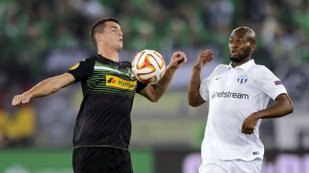 Bloß keine Angst. Granit Xhaka (l) and Zürichs Franck Etoundi wirken leicht irritiert.