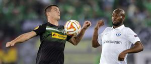 Bloß keine Angst. Granit Xhaka (l) and Zürichs Franck Etoundi wirken leicht irritiert.