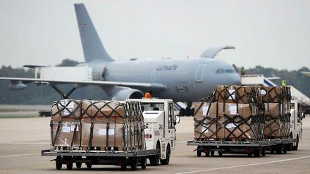Paletten mit medizinischem Material am 25.09.2014 auf dem militärischen Teil des Flughafens Köln Bonn.