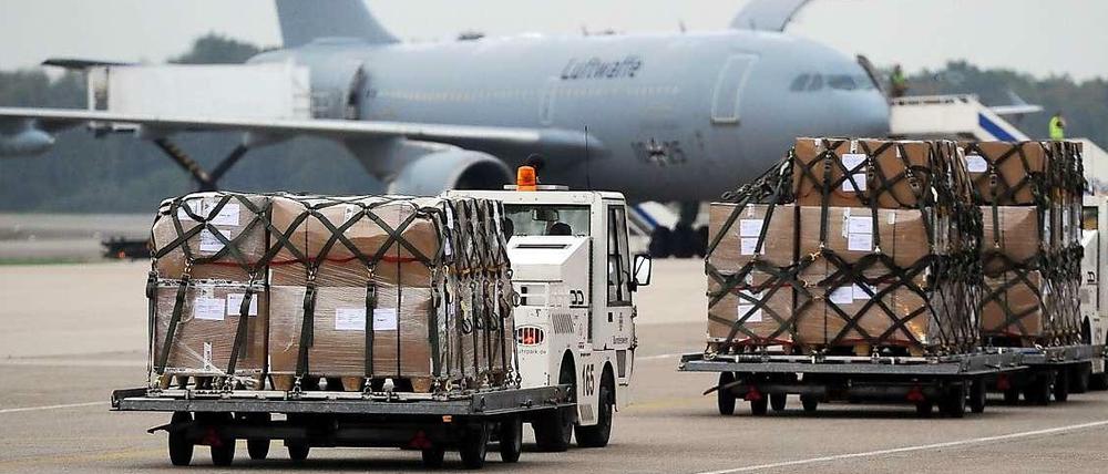 Paletten mit medizinischem Material am 25.09.2014 auf dem militärischen Teil des Flughafens Köln Bonn.