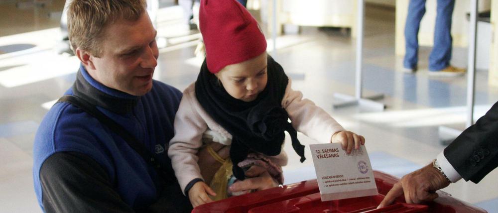 Die Wahl in dem baltischen EU- und Nato-Mitgliedstaat Lettland fand im Schatten der Ukraine-Krise statt. Insgesamt traten 13 Parteien an.