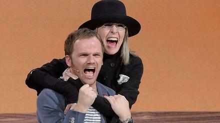 US-Schauspielerin Diane Keaton und der deutsche Komiker Ralf Schmitz albern in der ZDF-Show "Wetten, dass...?" in Erfurt herum. 
