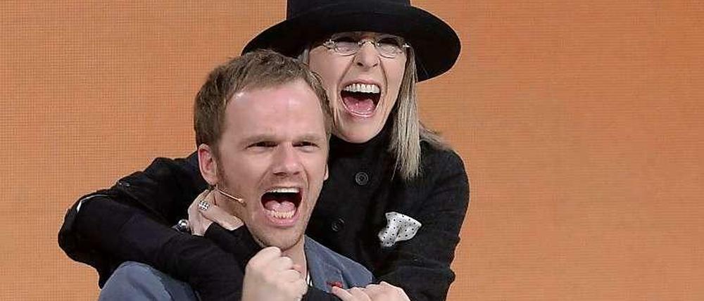 US-Schauspielerin Diane Keaton und der deutsche Komiker Ralf Schmitz albern in der ZDF-Show "Wetten, dass...?" in Erfurt herum. 
