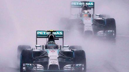 Schlechte Sichtverhältnisse: „Sagt Nico, er soll nichts Verrücktes machen, weil ich ihn nicht sehen kann.“, funkte Sieger Hamilton während des Rennens an die Box.
