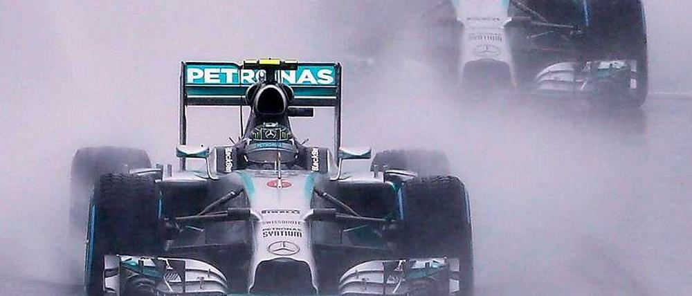 Schlechte Sichtverhältnisse: „Sagt Nico, er soll nichts Verrücktes machen, weil ich ihn nicht sehen kann.“, funkte Sieger Hamilton während des Rennens an die Box.