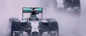 Schlechte Sichtverhältnisse: „Sagt Nico, er soll nichts Verrücktes machen, weil ich ihn nicht sehen kann.“, funkte Sieger Hamilton während des Rennens an die Box.