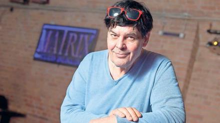 Techniker an der Theke. Ralph Semmler weiß, dass Beleuchtung und Kühlung der Getränke die größten Energiefresser im Club sind. Doch es gibt Mittel und Methoden dagegen.