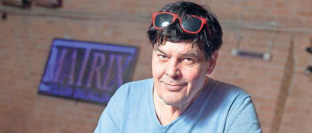 Techniker an der Theke. Ralph Semmler weiß, dass Beleuchtung und Kühlung der Getränke die größten Energiefresser im Club sind. Doch es gibt Mittel und Methoden dagegen.